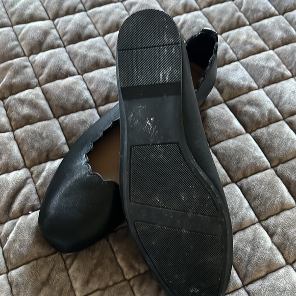Black flats, like new. Only worn for about an hour - Picture 2 of 2